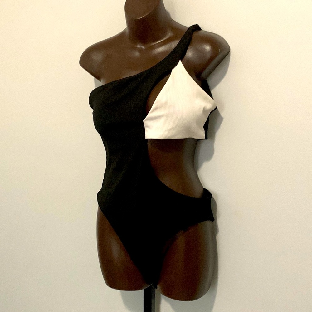 One shoulder cut-out bathing suit